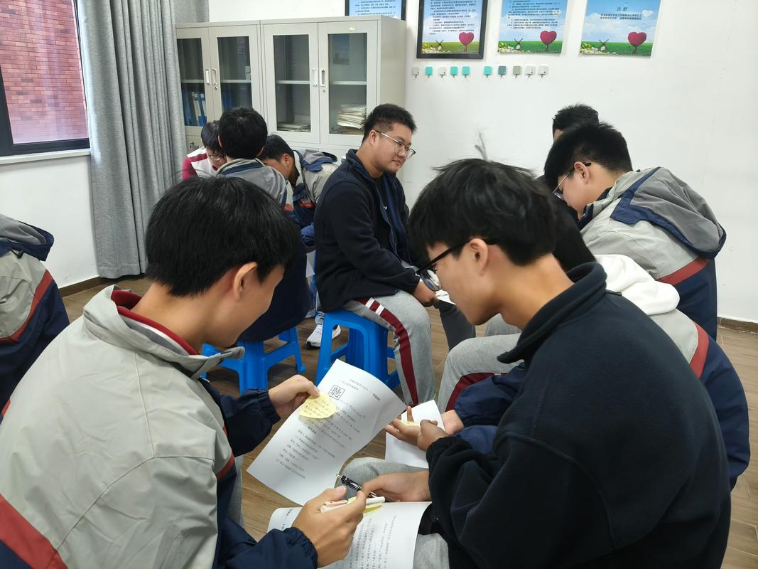 中学生暑期学校项目式学习小组讨论场景