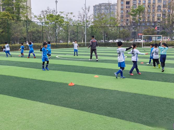 孩子们小区空地自由踢足球