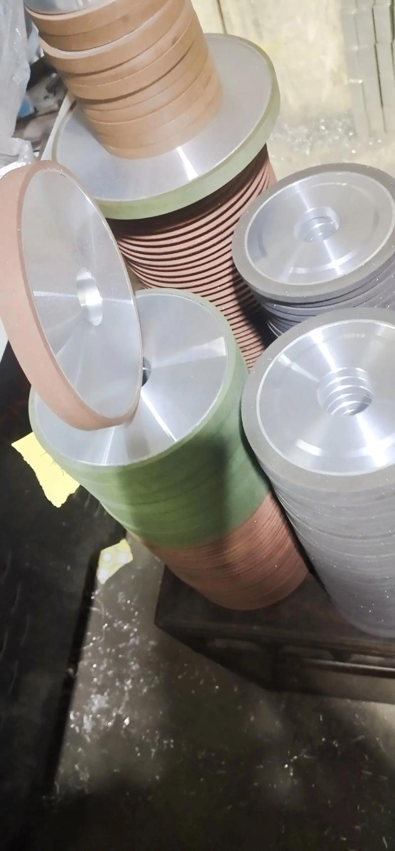 砂轮生产车间堆放带标识卡的成品砂轮