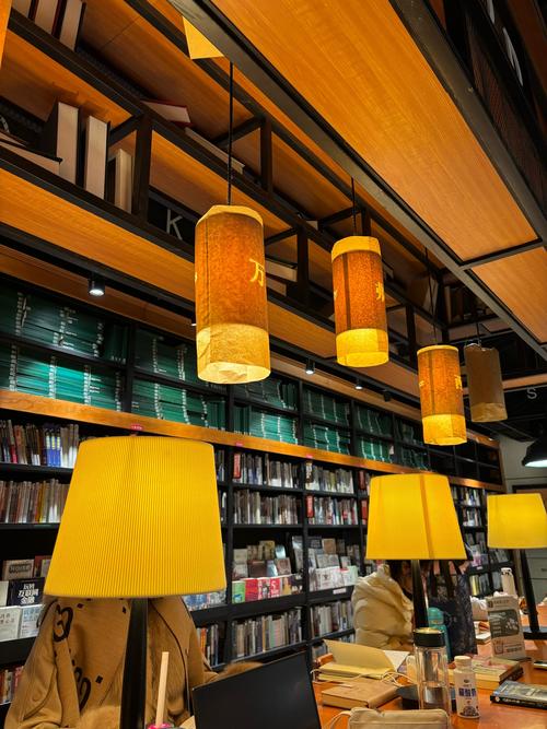 深夜书店暖黄灯光