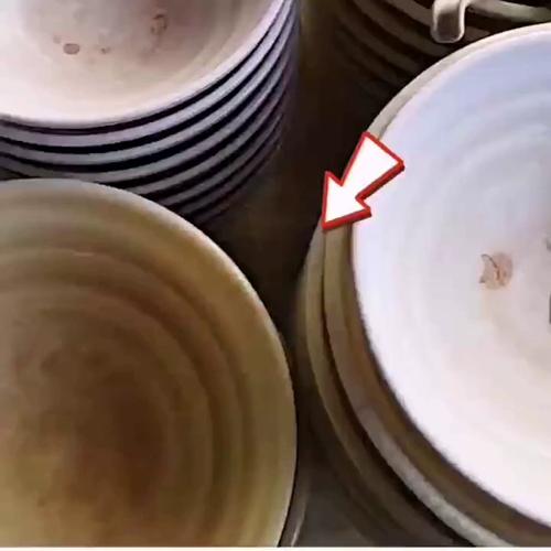 新旧白陶瓷餐具边缘色素发黄对比图
