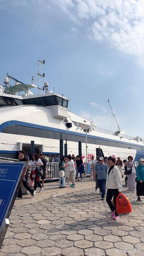 普通市民慢悠悠走在轮渡码头检票通道的日常场景
