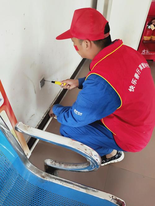 工业志愿者为养老院检修电路