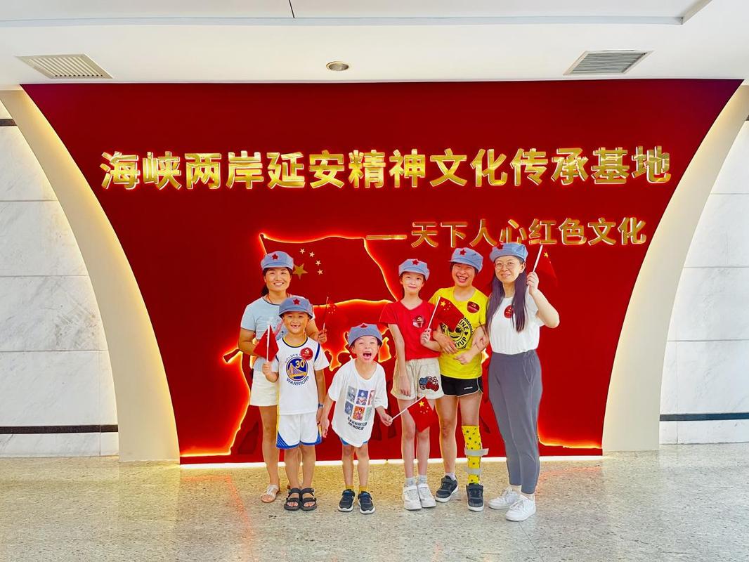 家庭亲子参观红色教育基地