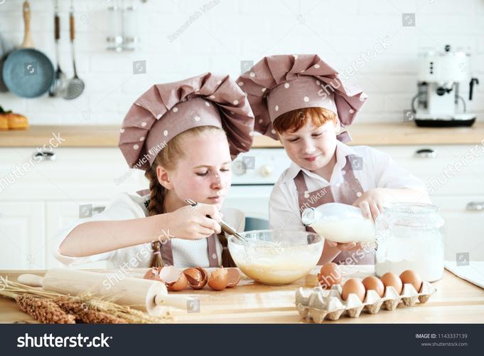 妈妈和孩子在厨房一边做饼干一边认识面粉和糖的快乐启蒙场景