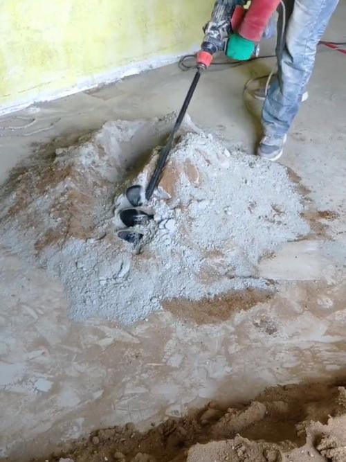 家装瓦工施工现场水泥砂浆拌料