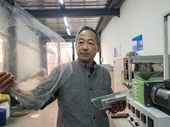 科学家意外发现超隔热材料实验现场