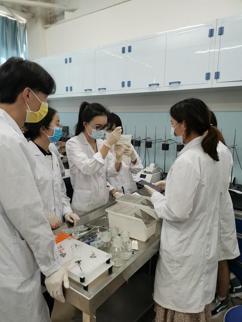 生物医药专业学生在实验室操作