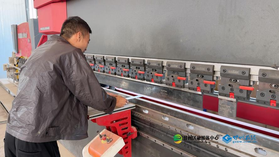 钣金折弯机调试师傅正在用卡尺测量角度