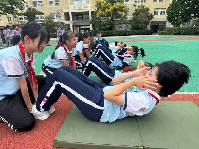中小学操场学生体质健康测试现场
