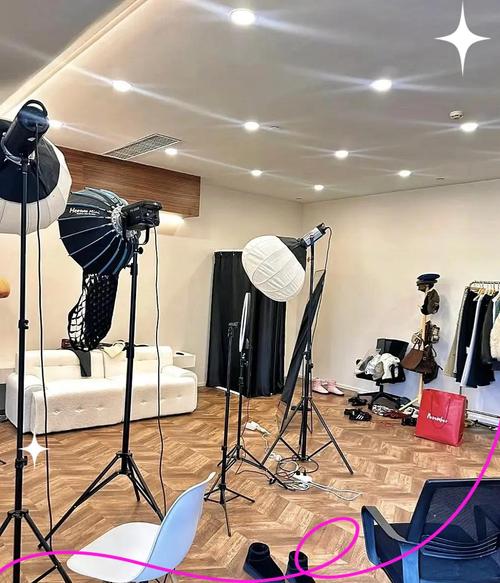 主播在专业灯光设备前展示商品