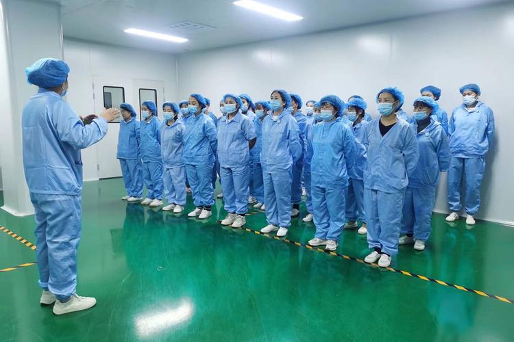 工业车间晨会团队击掌鼓励