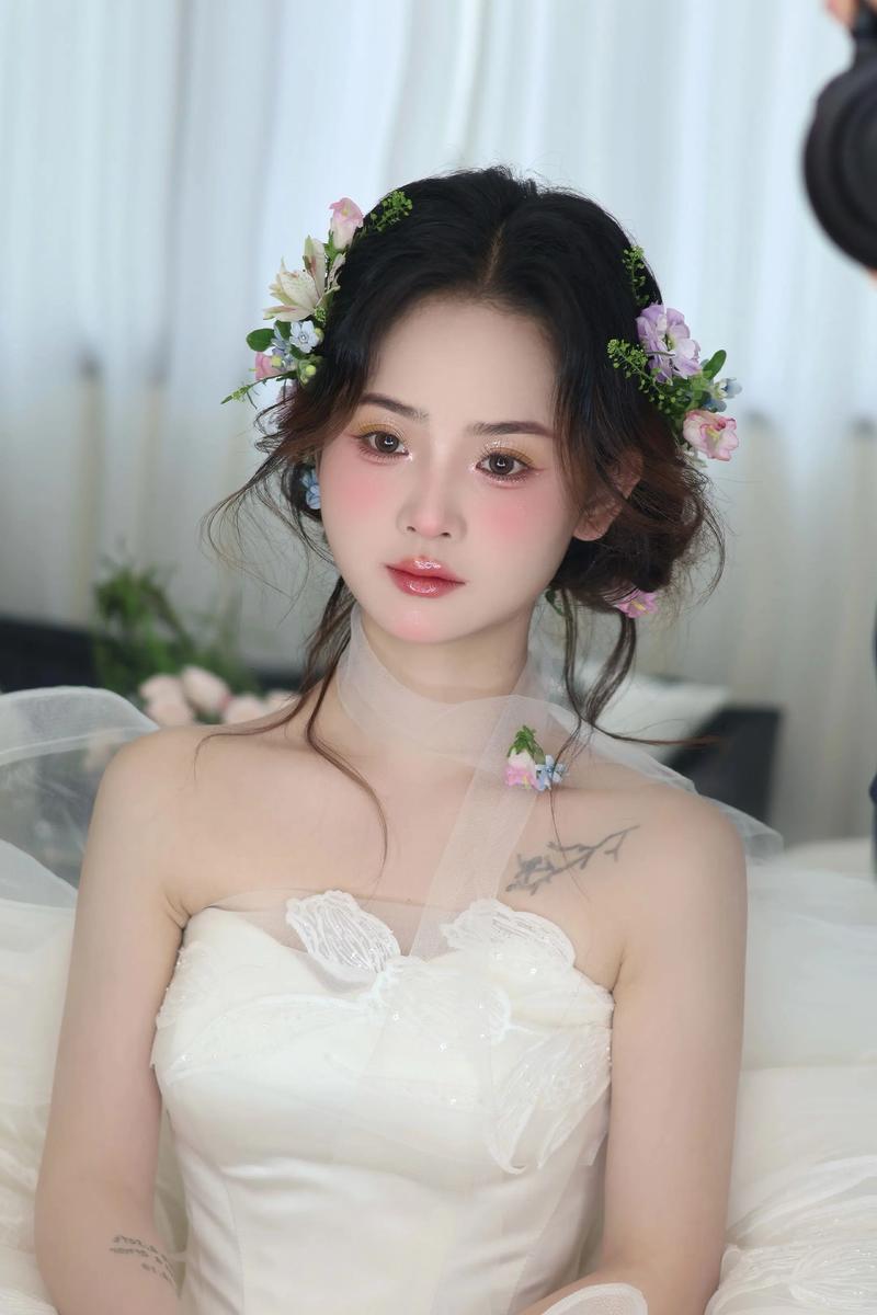 婚礼化妆师为新娘整理发型及头纱 户外婚礼仪式前准备 手持发夹