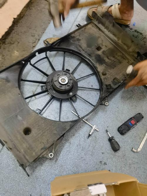 家用车散热风扇轴间隙检查实拍
