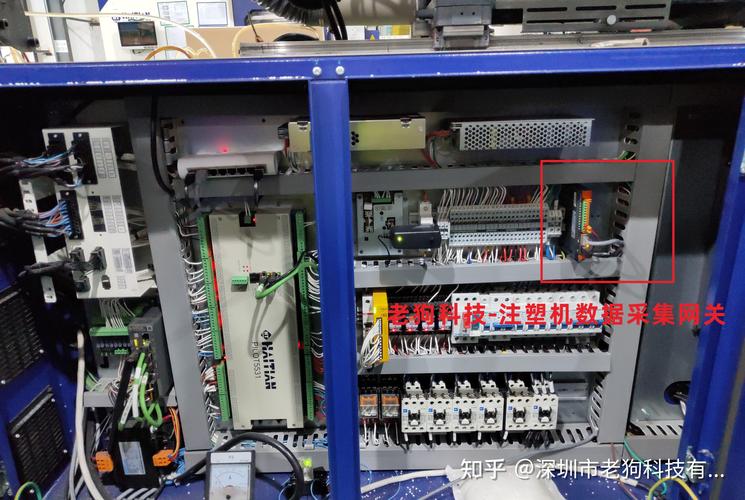 旧注塑机信号采集与协议转换模块安装位置实拍