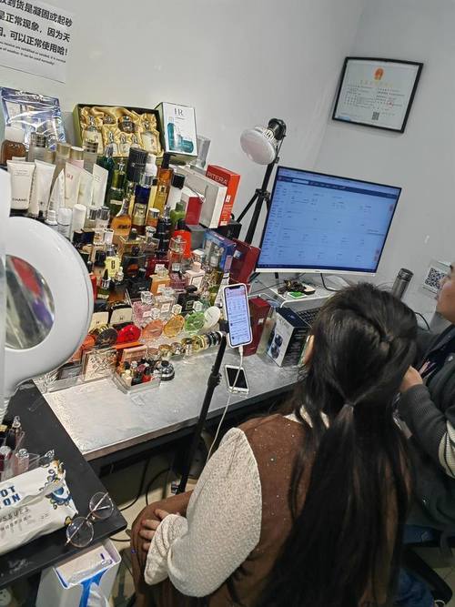 美妆主播开播前整理选品台实拍