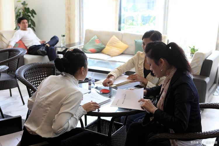 房产交易合同签署场景示意图