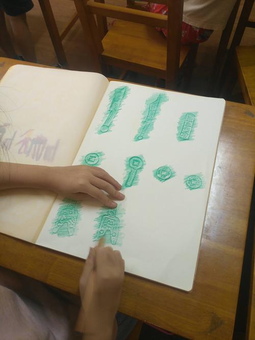 小学生周记本上铅笔拓印掌印