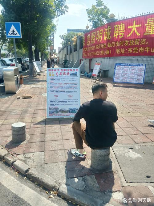 求职者面试被拒后低头走在街头