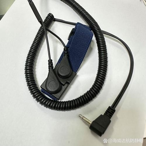 工业自动化产线上操作员戴着防静电手腕带使用工业鼠标