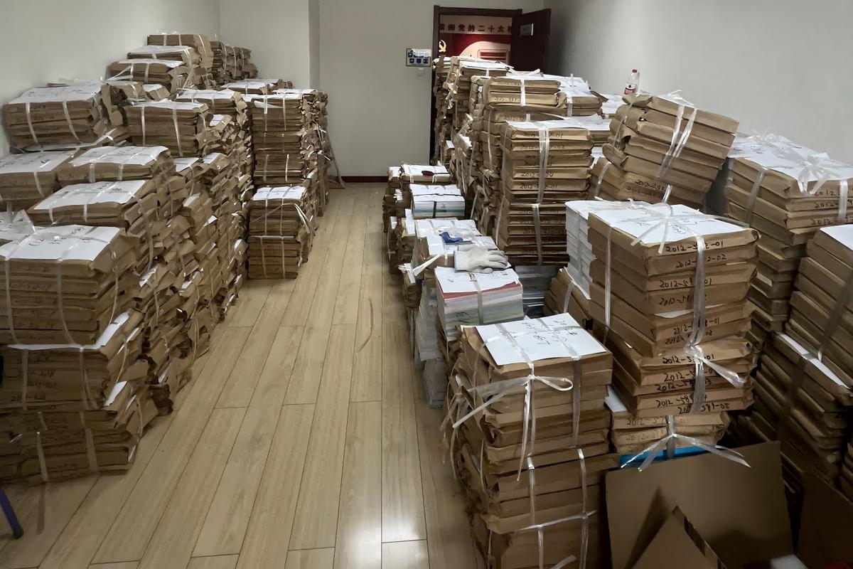 传统品牌知识库文件堆积混乱场景图
