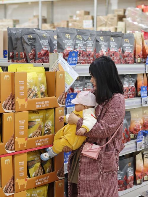 妈妈抱着宝宝在超市货架前纠结选品
