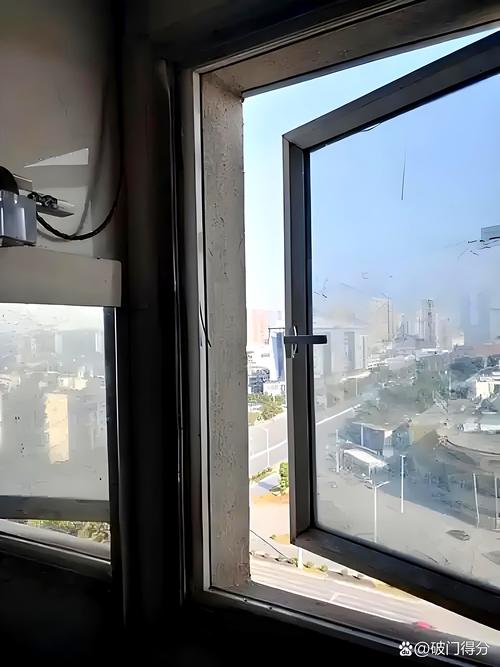 秋冬室内开窗留缝透气场景
