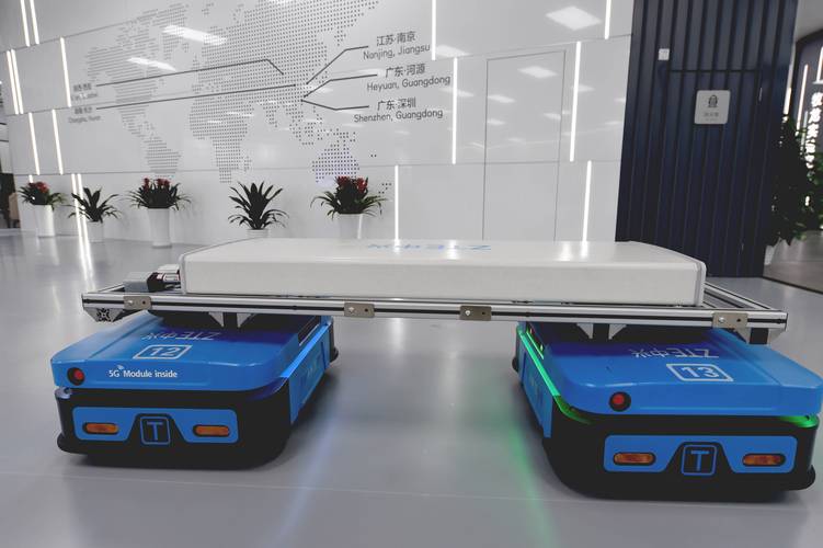 南京江北新区工厂AGV小车5G调度实拍