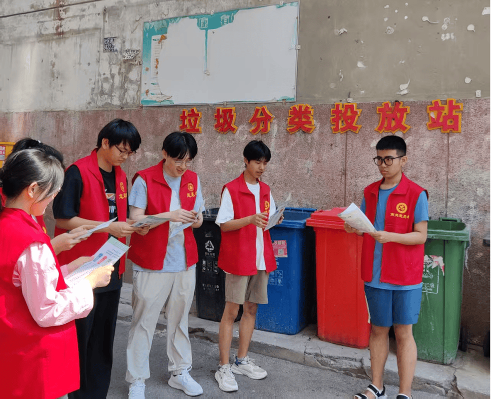 学生参与社区垃圾分类志愿服务场景