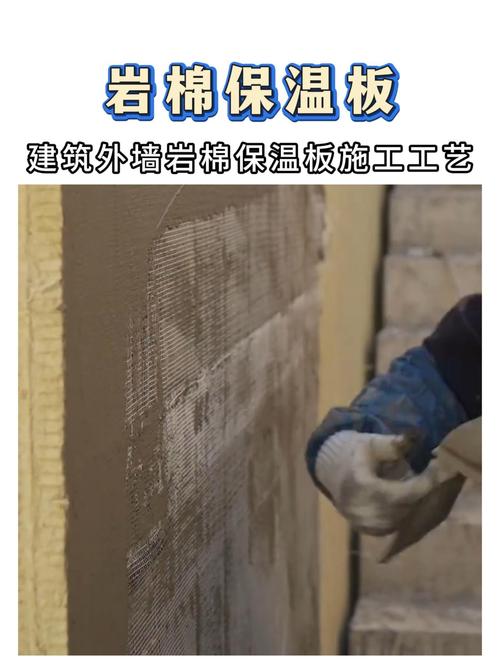 工人正在铺设墙体内保温棉,注意铝箔朝向