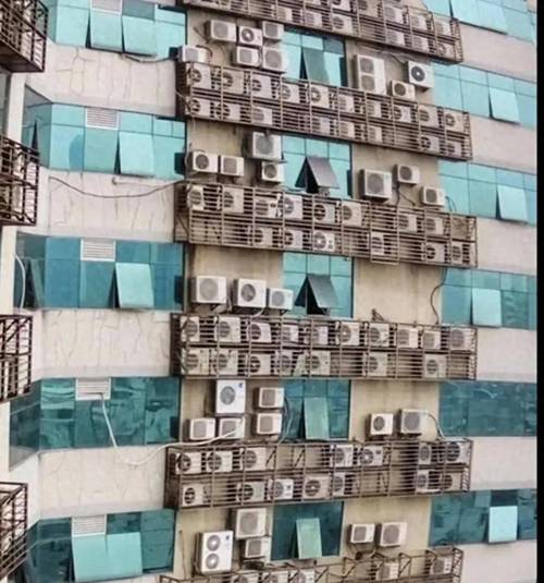 居民楼外墙违规外挂空调安装实景图