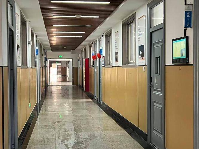 中学教学楼走廊师生靠墙聊天场景