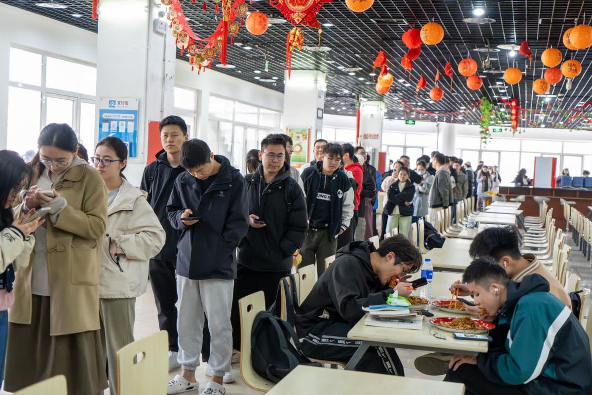 大学学生食堂门口选课咨询排队现场
