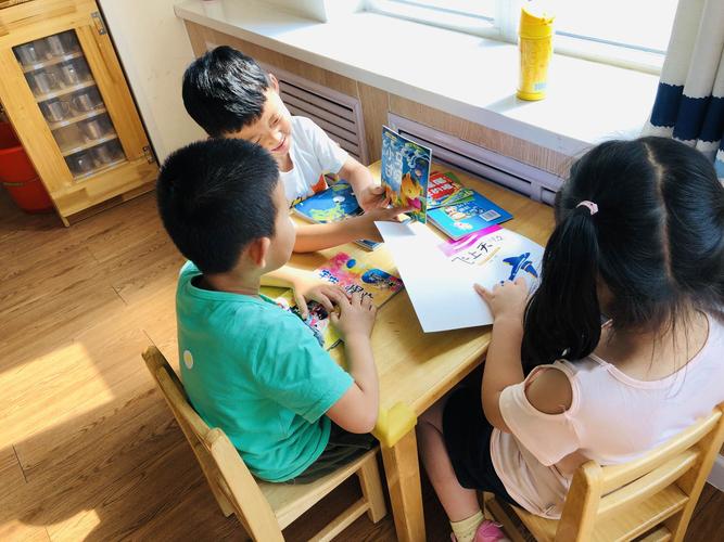 亲子家庭分类整理文具游戏场景
