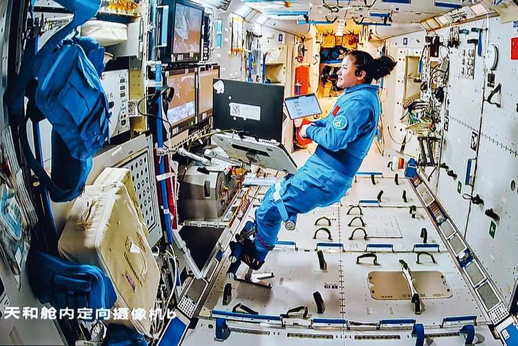国产空间站舱体对接面精密测量仪器工作图