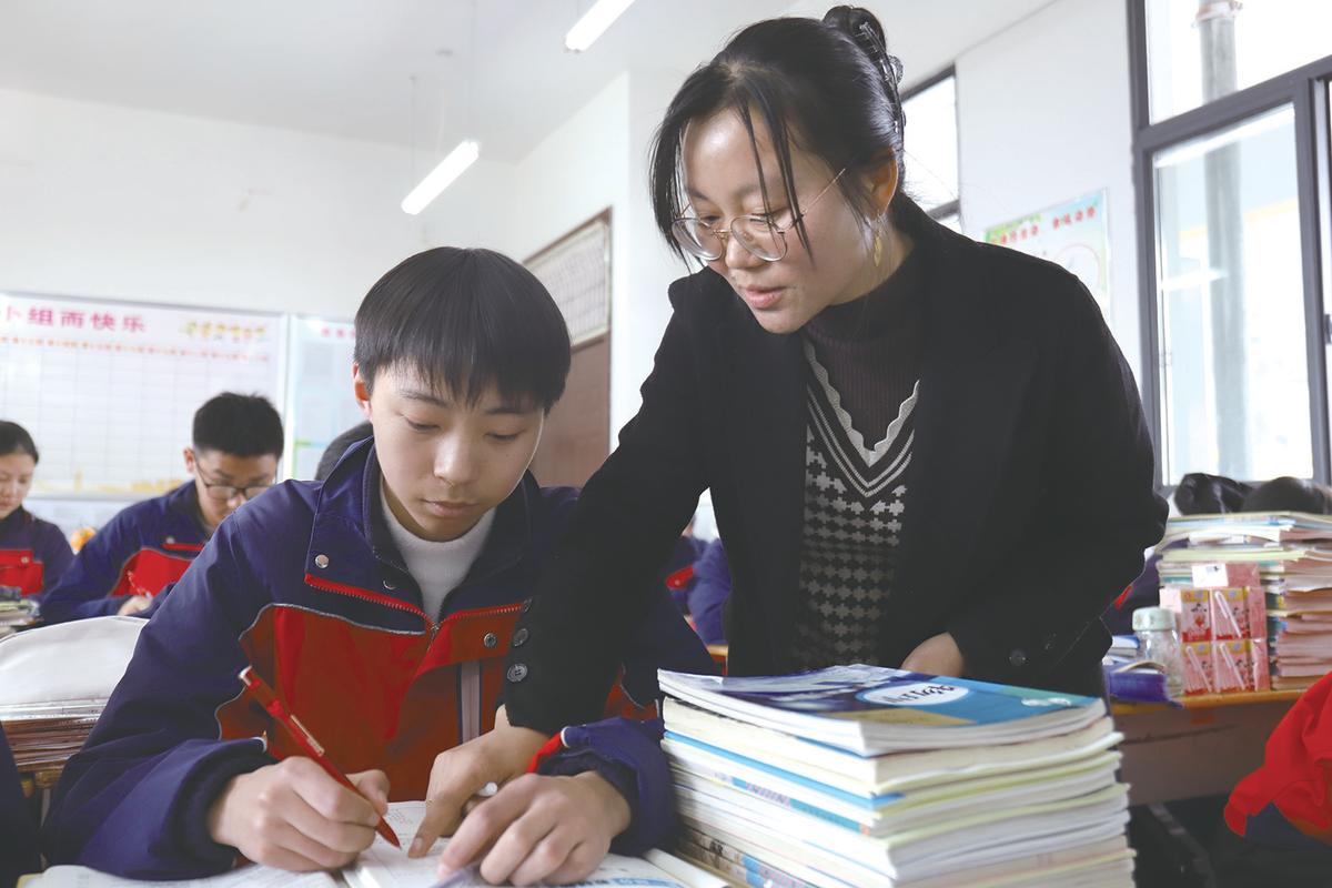 老师课后单独辅导学生写作业场景特写