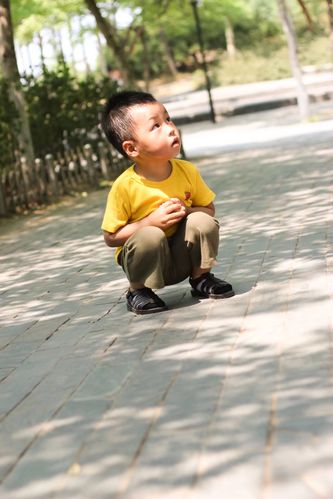 小学走廊拐角躲着的圆乎乎小男孩