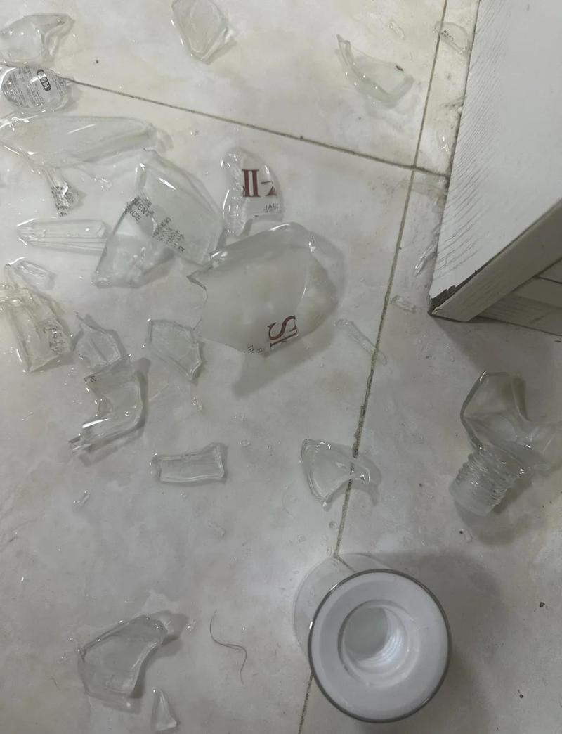公司卫生间洗手台摔碎的玻璃洗手液瓶