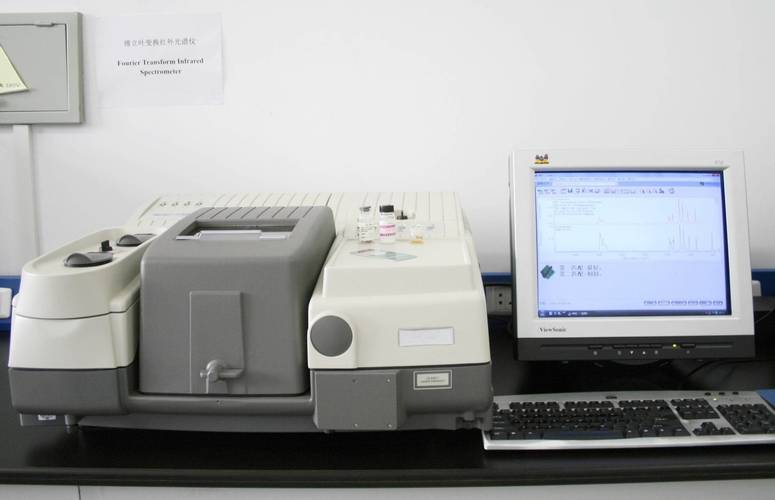 实验室桌面上摆放的各种光谱仪