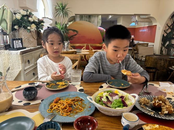 亲子家庭餐桌孩子戴橘子皮帽子搞笑场景