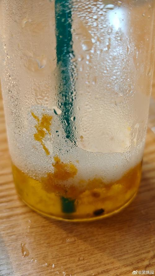冷饮冰水玻璃杯外壁凝结水珠特写