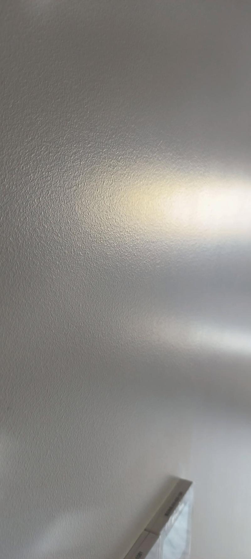 装修师傅用短毛滚筒涂刷蛋壳光漆