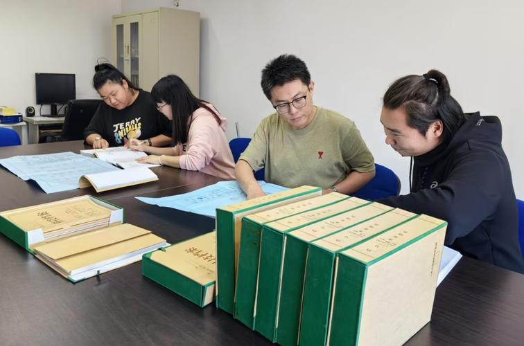 奖学金评审现场文件堆叠