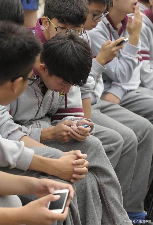 工业园职工宿舍孩子玩手机场景图