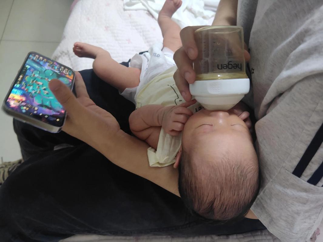 爸爸靠在婴儿床边在喂奶前和宝宝轻声说话的实拍场景图