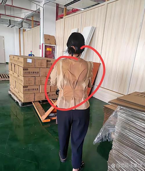 纯棉T恤汗湿后紧贴后背的实拍图