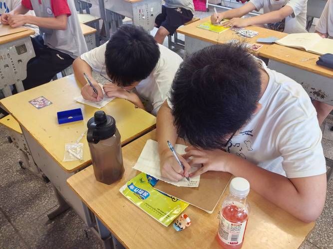 初中课堂上学生在彩色便签纸上写班规的手部特写