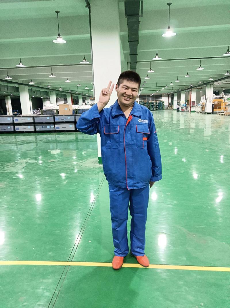 工业车间主管当众表扬员工尴尬场景