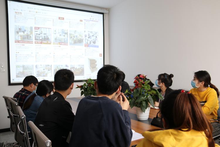 互联网公司产品原型评审会议现场