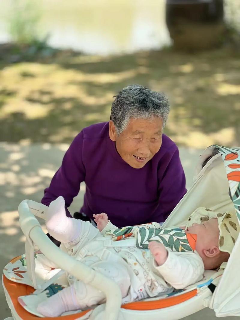中国家庭隔代亲祖孙温馨互动场景,老人宠溺孩子